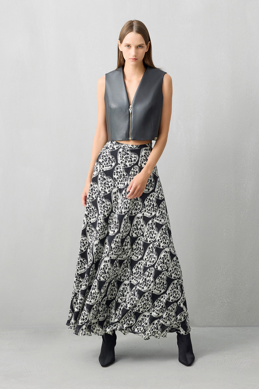 BLACK AND WHITE HEART PATTERNED FLARED LONG SKIRT