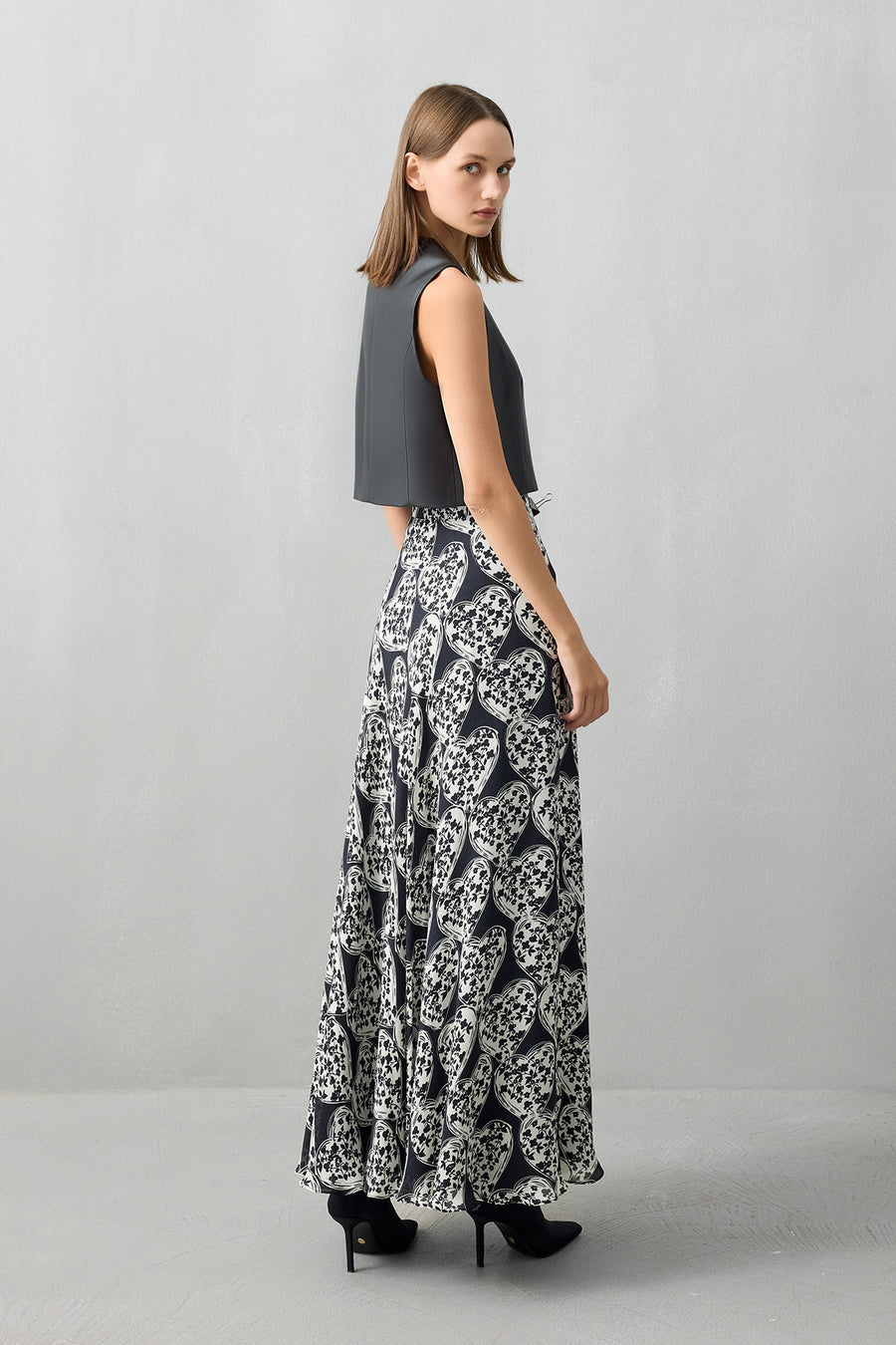 BLACK AND WHITE HEART PATTERNED FLARED LONG SKIRT