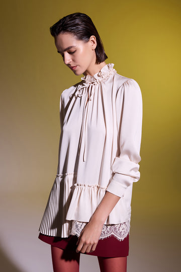 KREM YAKASI FIRFIRLI PİLE VE DANTEL DETAYLI ASİMETRİK BLUZ