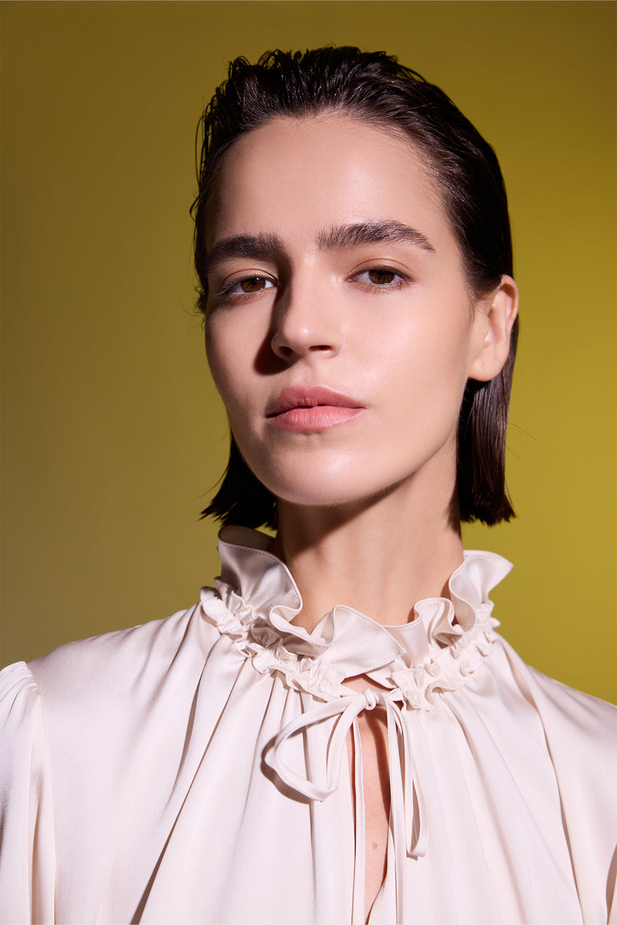 KREM YAKASI FIRFIRLI PİLE VE DANTEL DETAYLI ASİMETRİK BLUZ