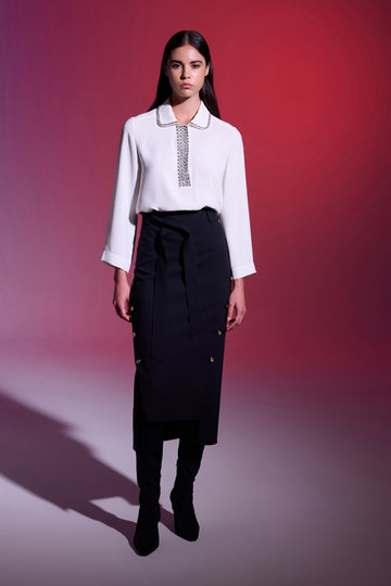 EKRU GÖMLEK YAKA TAŞ İŞLEMELİ TRUVAKAR KOLLU BLUZ