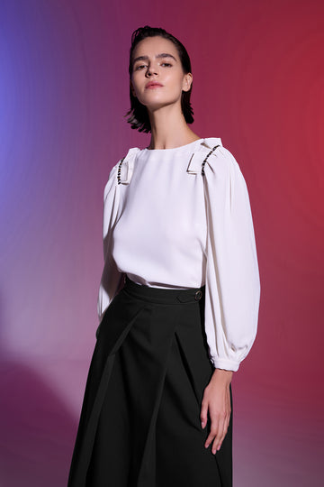 KREM YUVARLAK YAKA TAŞ İŞLEMELİ BALON KOLLU BLUZ