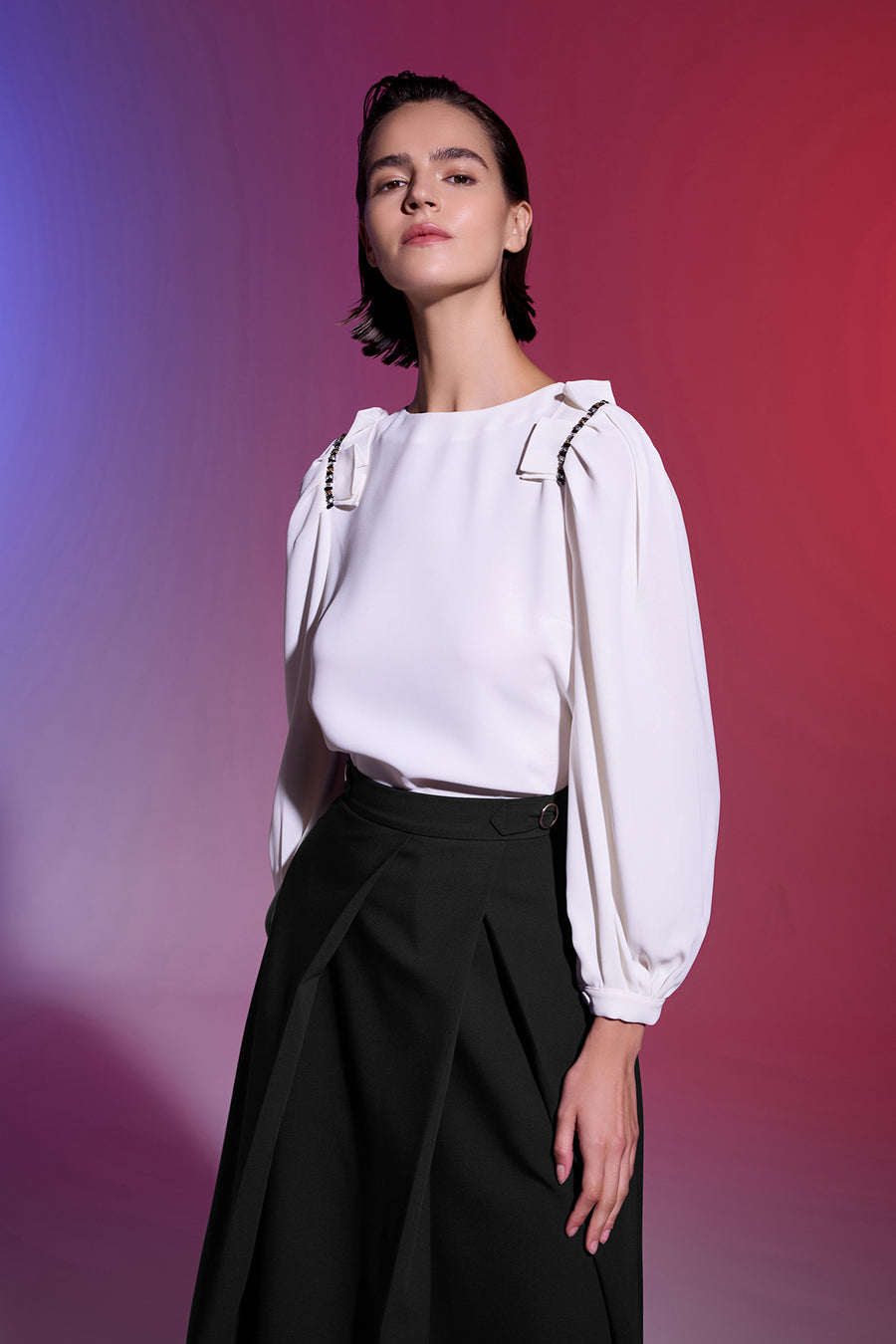 KREM YUVARLAK YAKA TAŞ İŞLEMELİ BALON KOLLU BLUZ