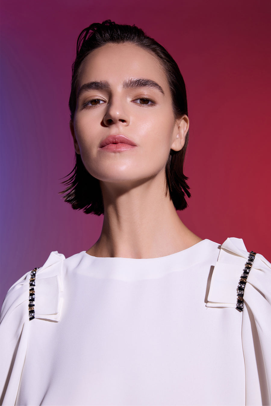 KREM YUVARLAK YAKA TAŞ İŞLEMELİ BALON KOLLU BLUZ