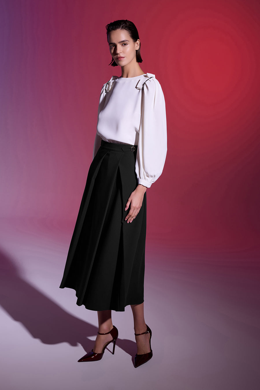 KREM YUVARLAK YAKA TAŞ İŞLEMELİ BALON KOLLU BLUZ