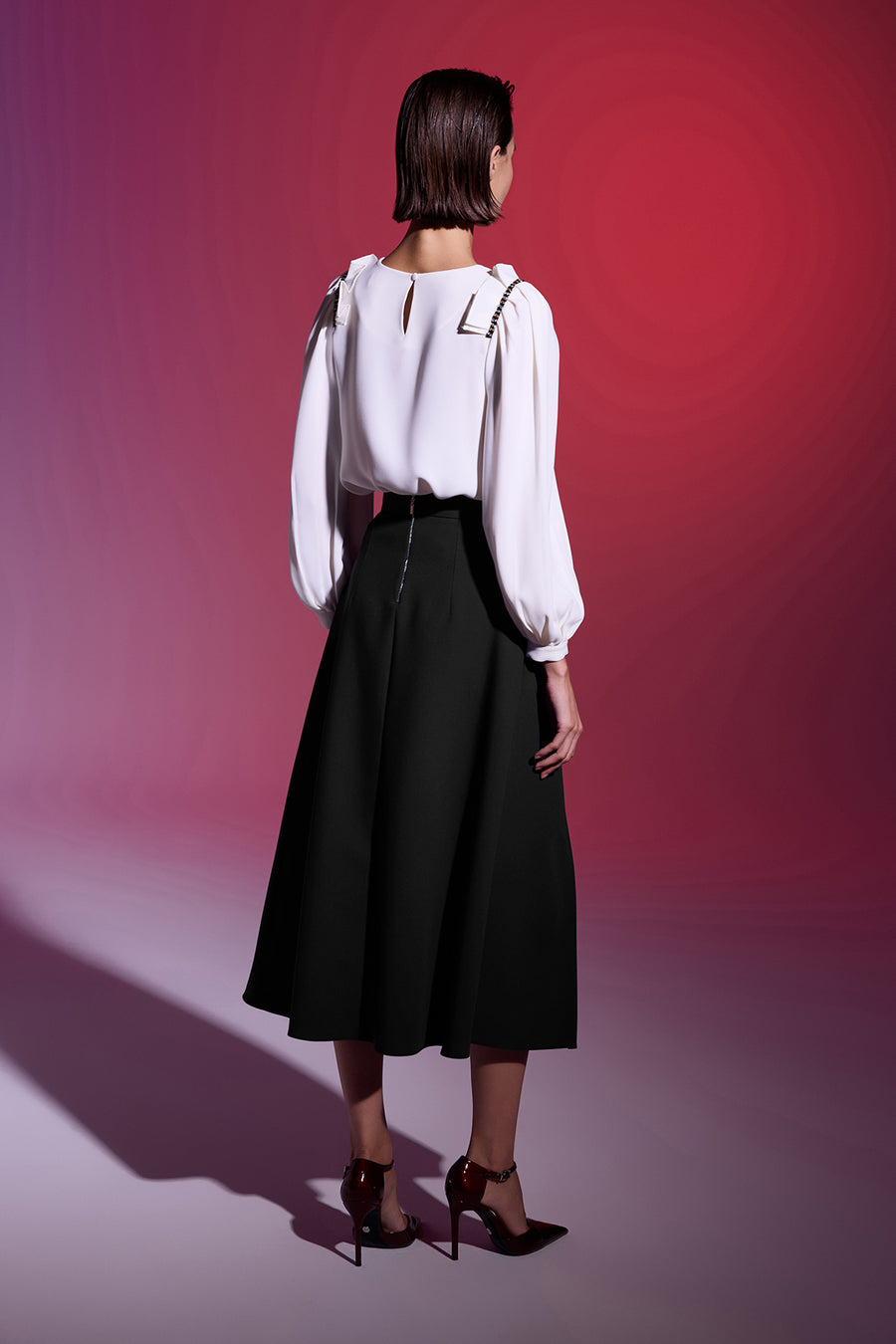 KREM YUVARLAK YAKA TAŞ İŞLEMELİ BALON KOLLU BLUZ