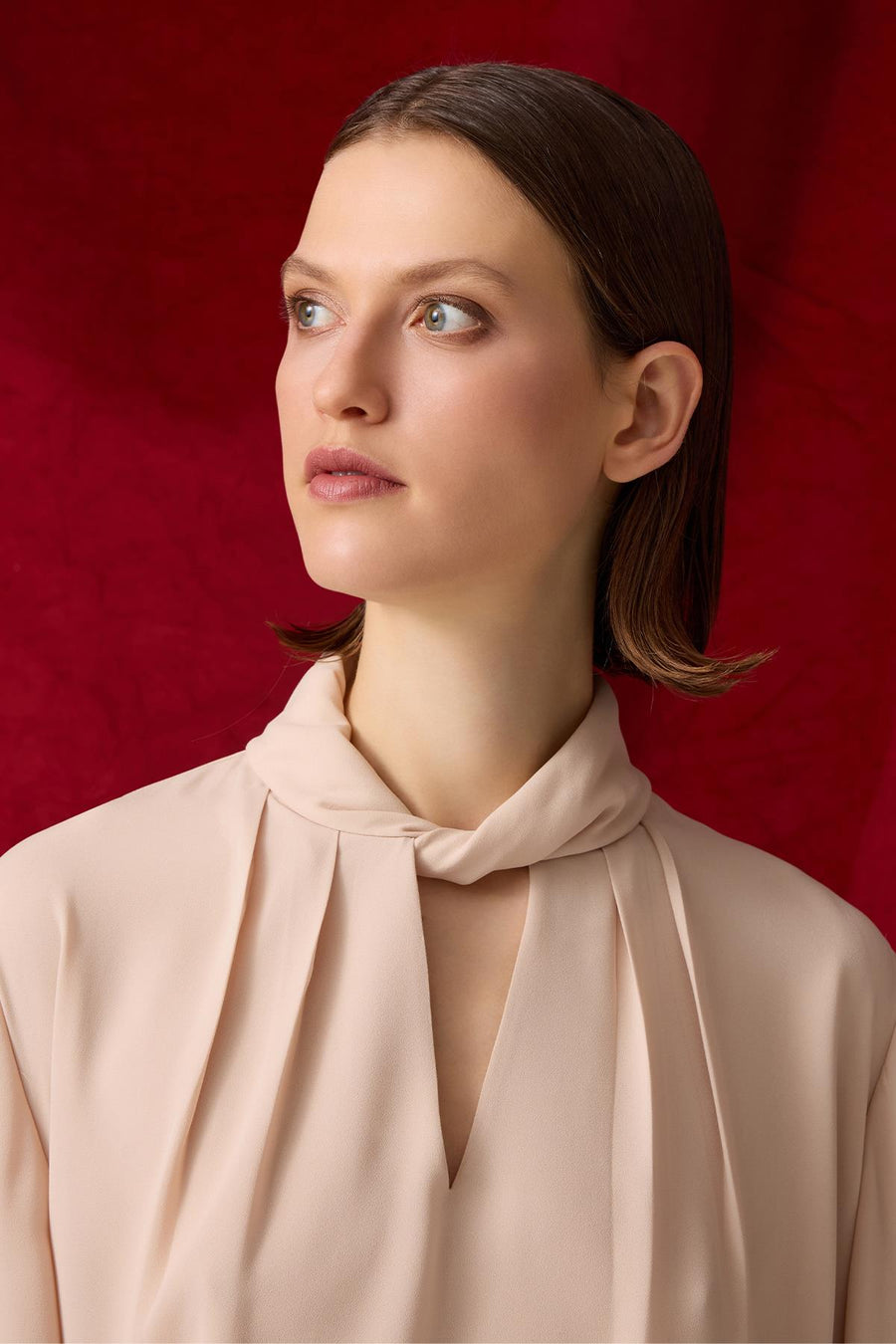 BEJ DİK ELYAFLI YAKA UZUN KOLLU DEKOLTELİ BLUZ