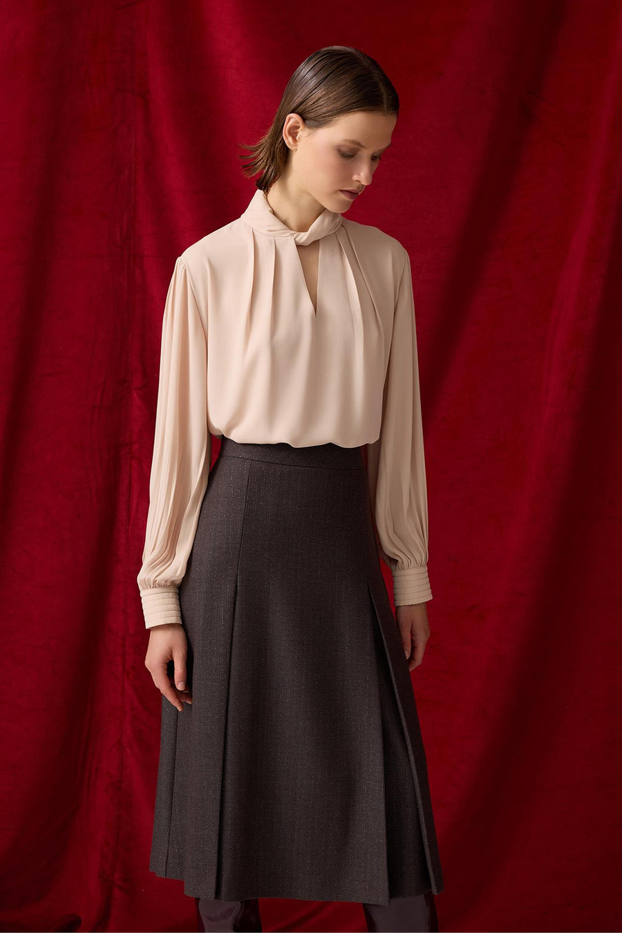 BEJ DİK ELYAFLI YAKA UZUN KOLLU DEKOLTELİ BLUZ