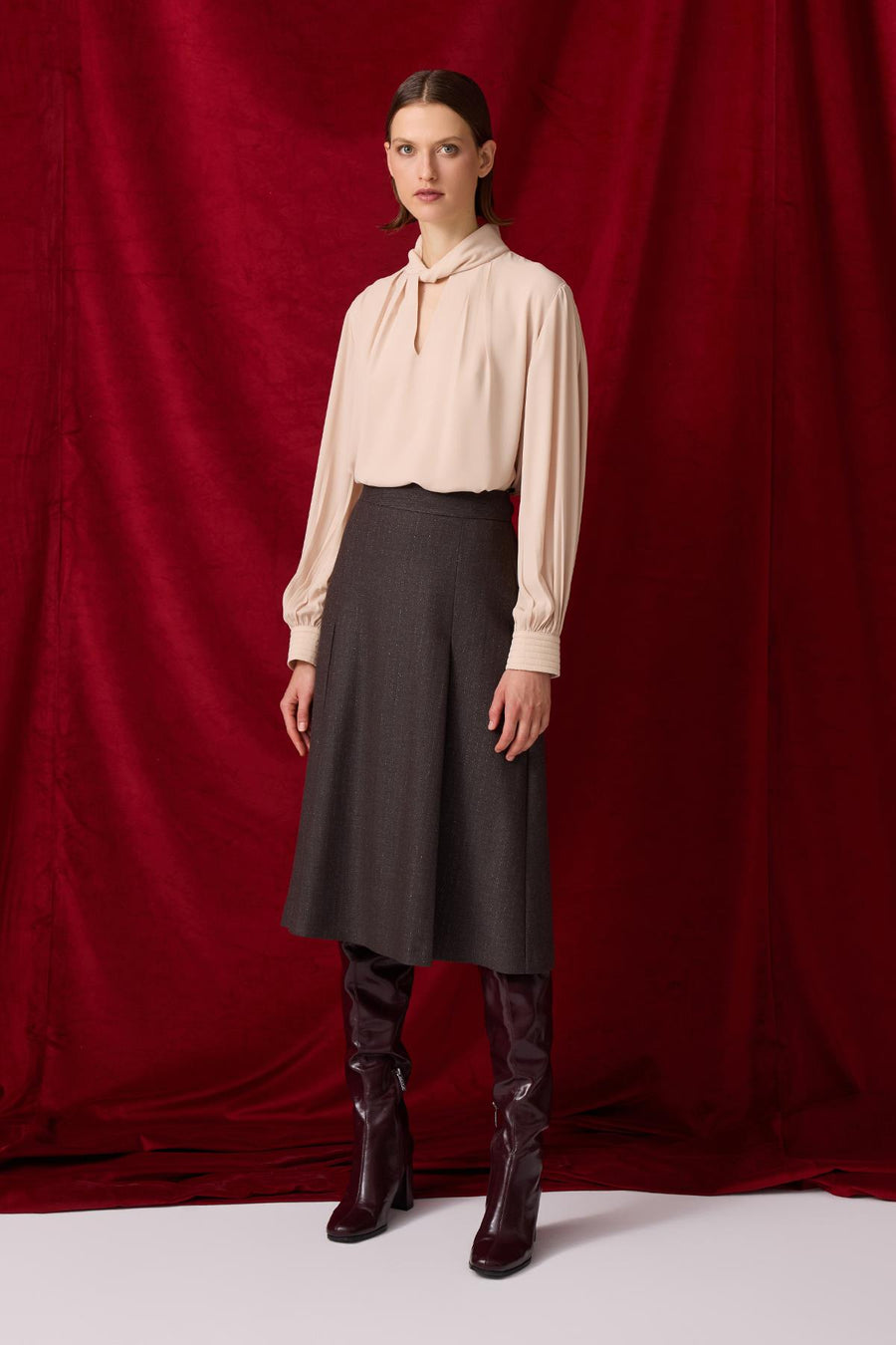 BEJ DİK ELYAFLI YAKA UZUN KOLLU DEKOLTELİ BLUZ