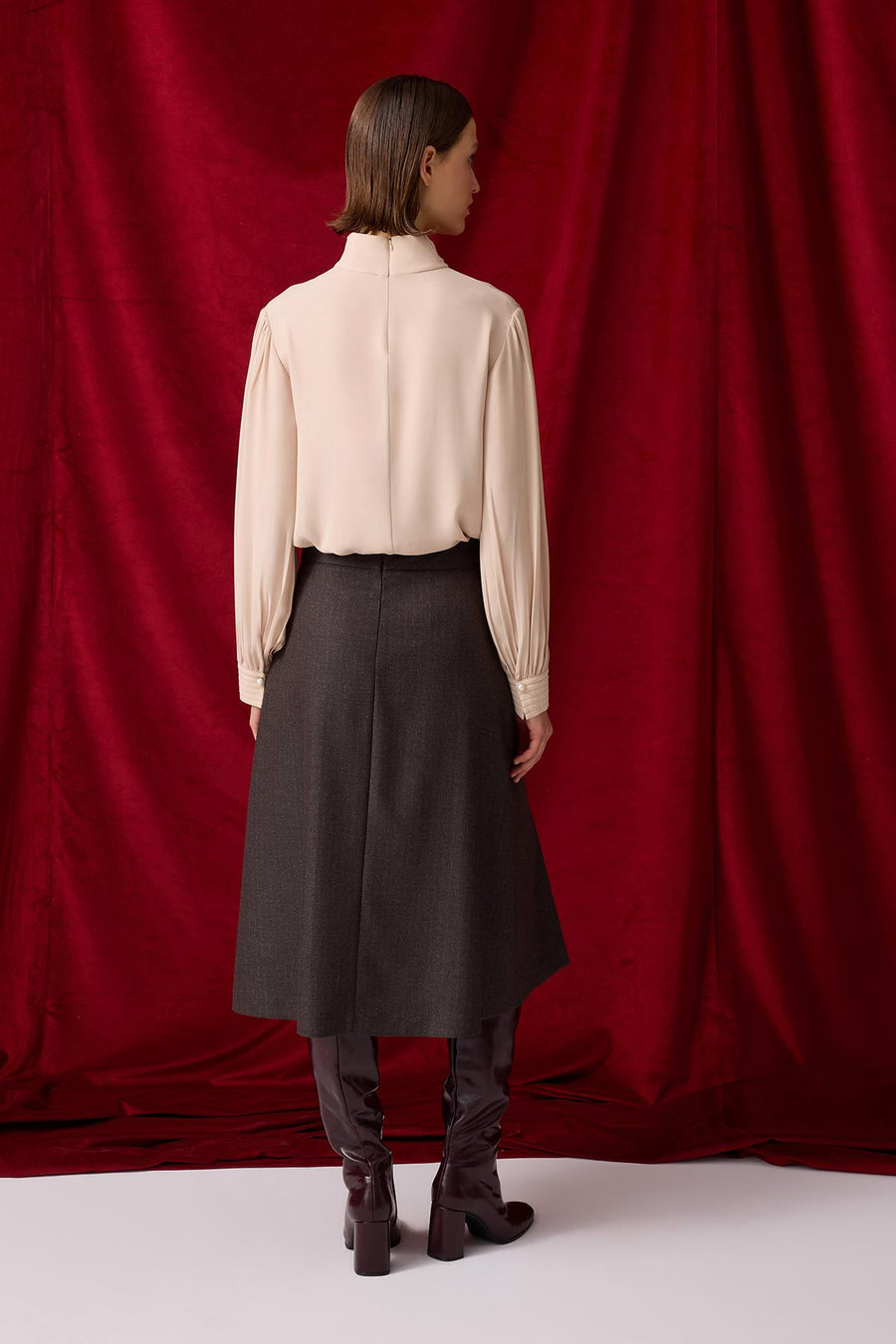 BEJ DİK ELYAFLI YAKA UZUN KOLLU DEKOLTELİ BLUZ