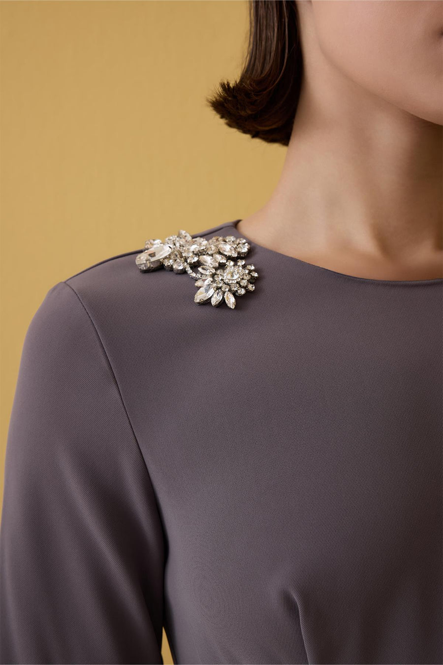 GRİ TAŞ İŞLEMELİ UZUN KOLLU MİDİ BOY ELBİSE