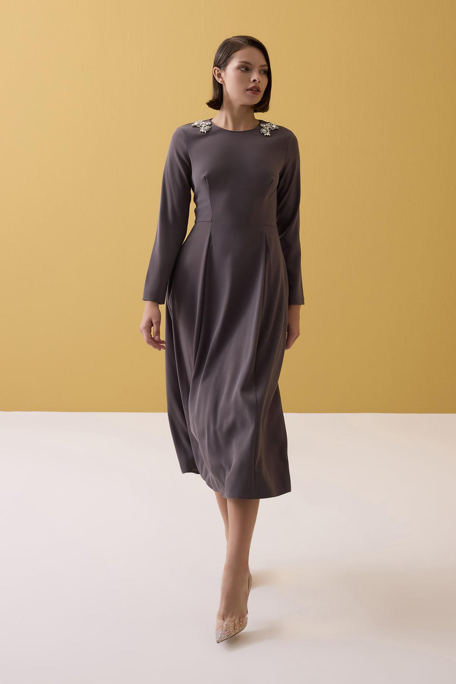 GRİ TAŞ İŞLEMELİ UZUN KOLLU MİDİ BOY ELBİSE