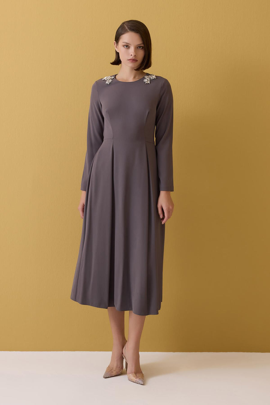 GRİ TAŞ İŞLEMELİ UZUN KOLLU MİDİ BOY ELBİSE