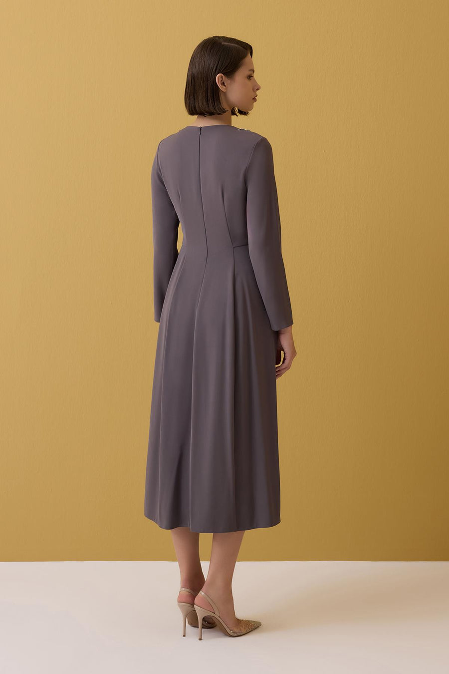 GRİ TAŞ İŞLEMELİ UZUN KOLLU MİDİ BOY ELBİSE