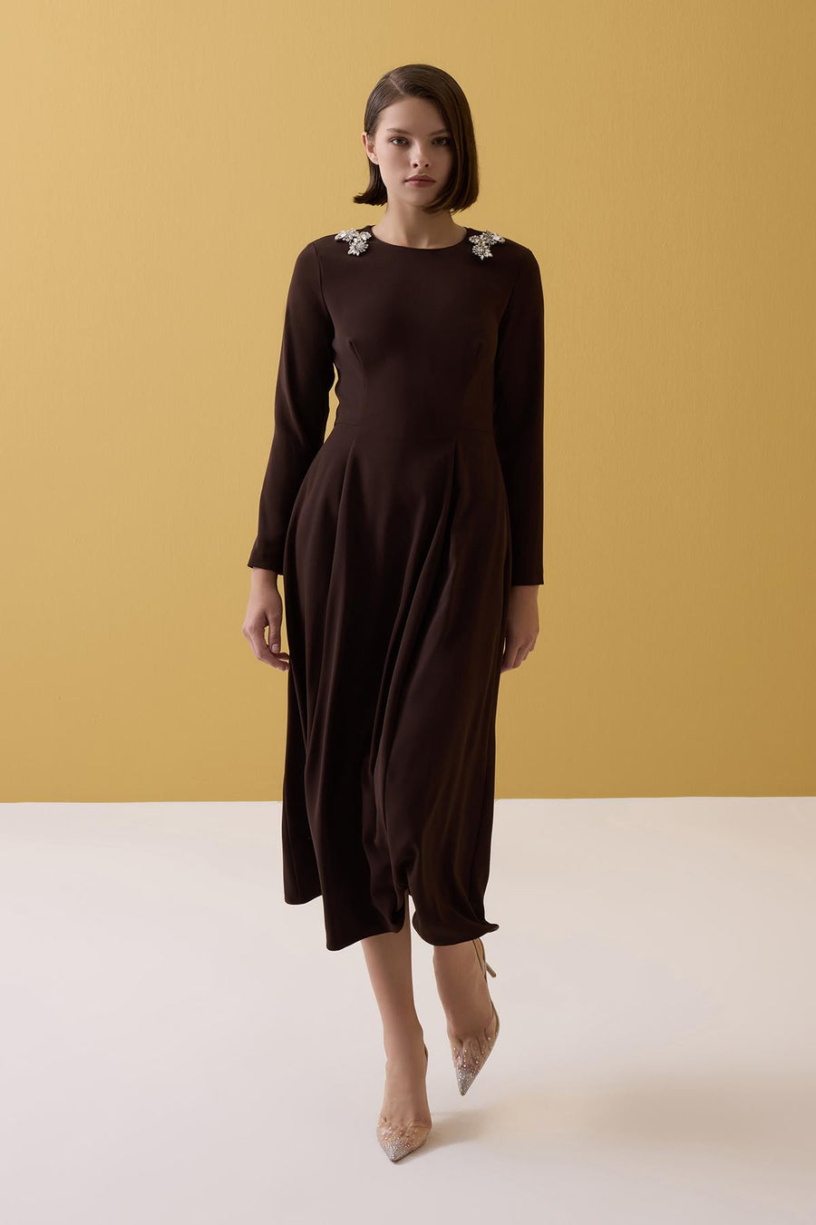 ACI KAHVE TAŞ İŞLEMELİ UZUN KOLLU MİDİ BOY ELBİSE