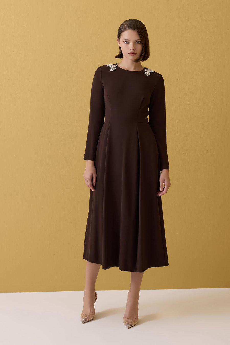 ACI KAHVE TAŞ İŞLEMELİ UZUN KOLLU MİDİ BOY ELBİSE