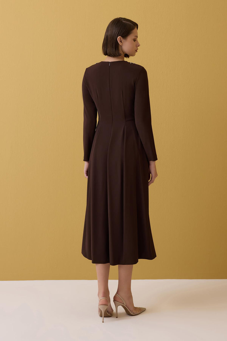 ACI KAHVE TAŞ İŞLEMELİ UZUN KOLLU MİDİ BOY ELBİSE