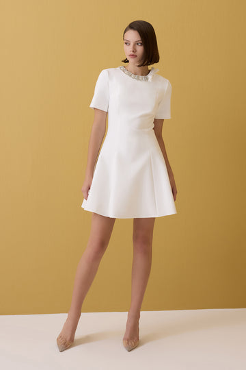 EKRU YUVARLAK YAKA TAŞ İŞLEMELİ MİNİ ELBİSE