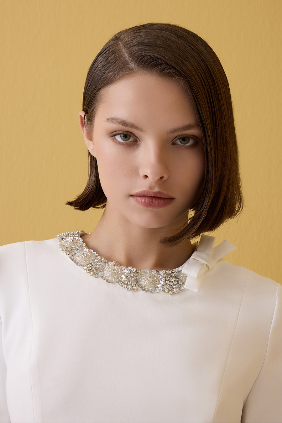 EKRU YUVARLAK YAKA TAŞ İŞLEMELİ MİNİ ELBİSE