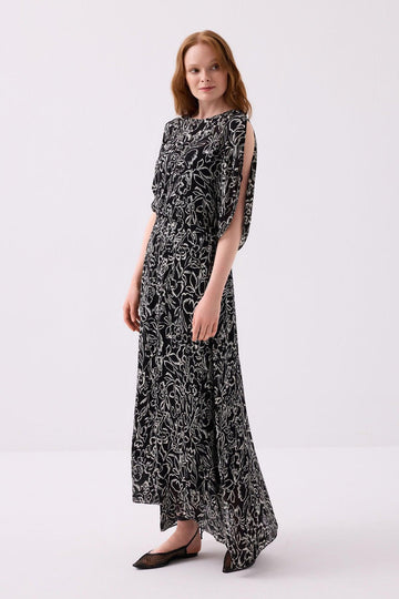 BLACK AND WHITE PATTERNED SHORT-SLEEVE LONG DRESS