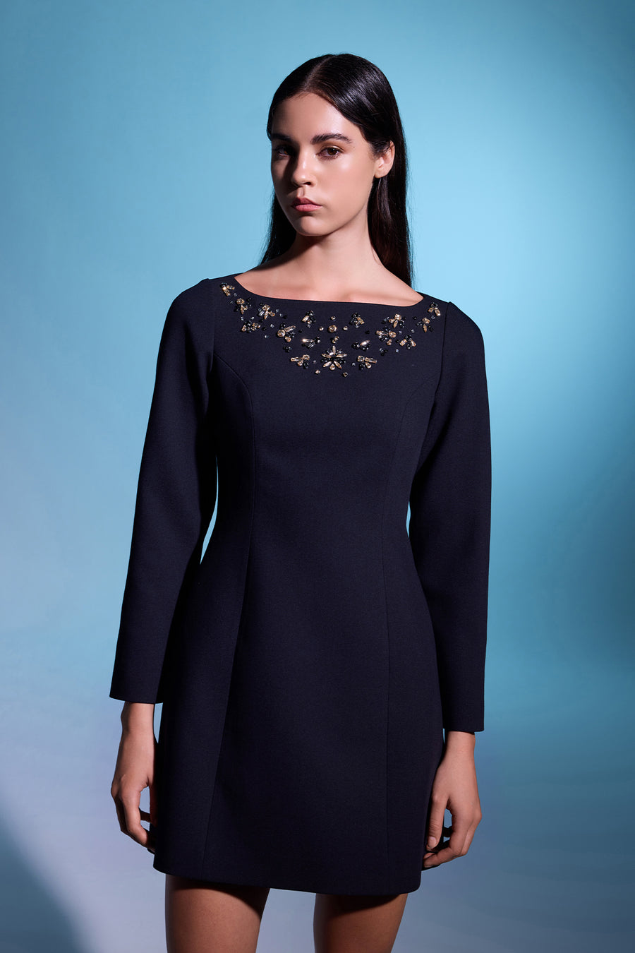 SİYAH KAYIK YAKA TAŞ İŞLEMELİ TRUVAKAR KOLLU MİNİ ELBİSE