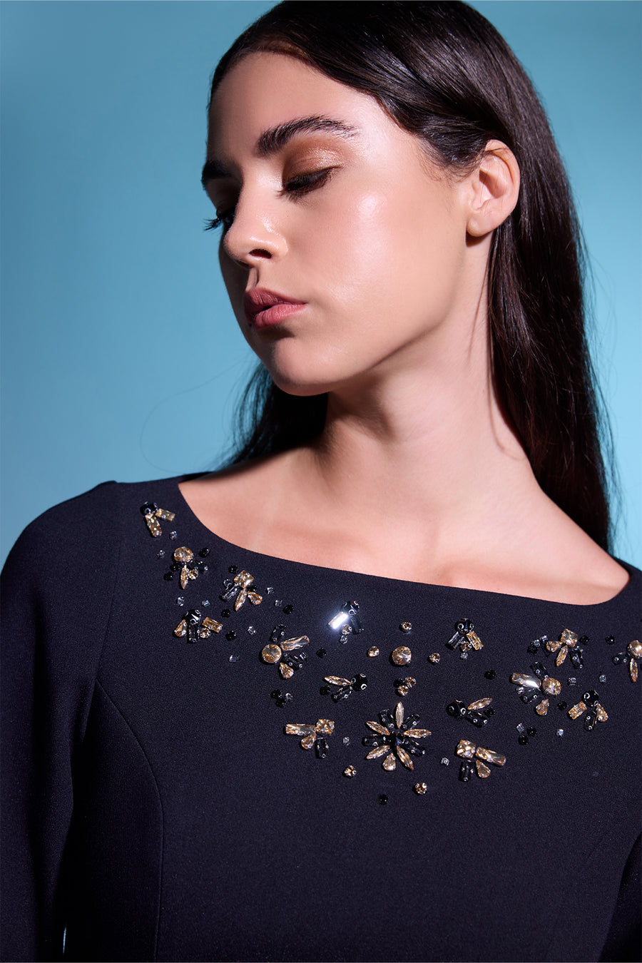 SİYAH KAYIK YAKA TAŞ İŞLEMELİ TRUVAKAR KOLLU MİNİ ELBİSE