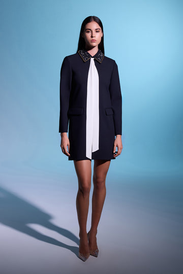 SİYAH TAŞ İŞLEMELİ BEYAZ KUŞAKLI UZUN KOLLU MİNİ ELBİSE