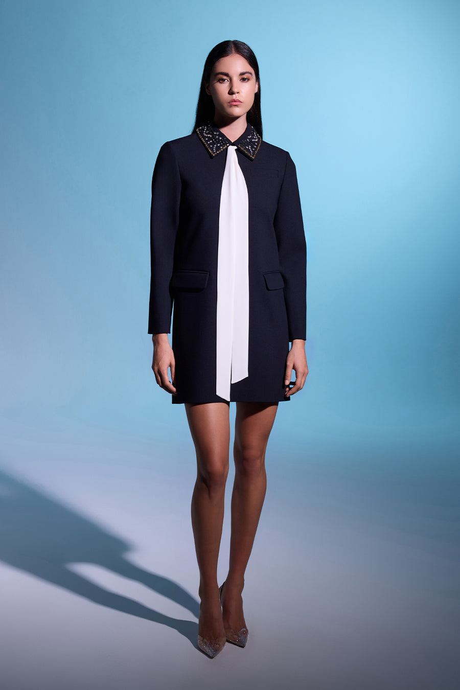 SİYAH TAŞ İŞLEMELİ BEYAZ KUŞAKLI UZUN KOLLU MİNİ ELBİSE