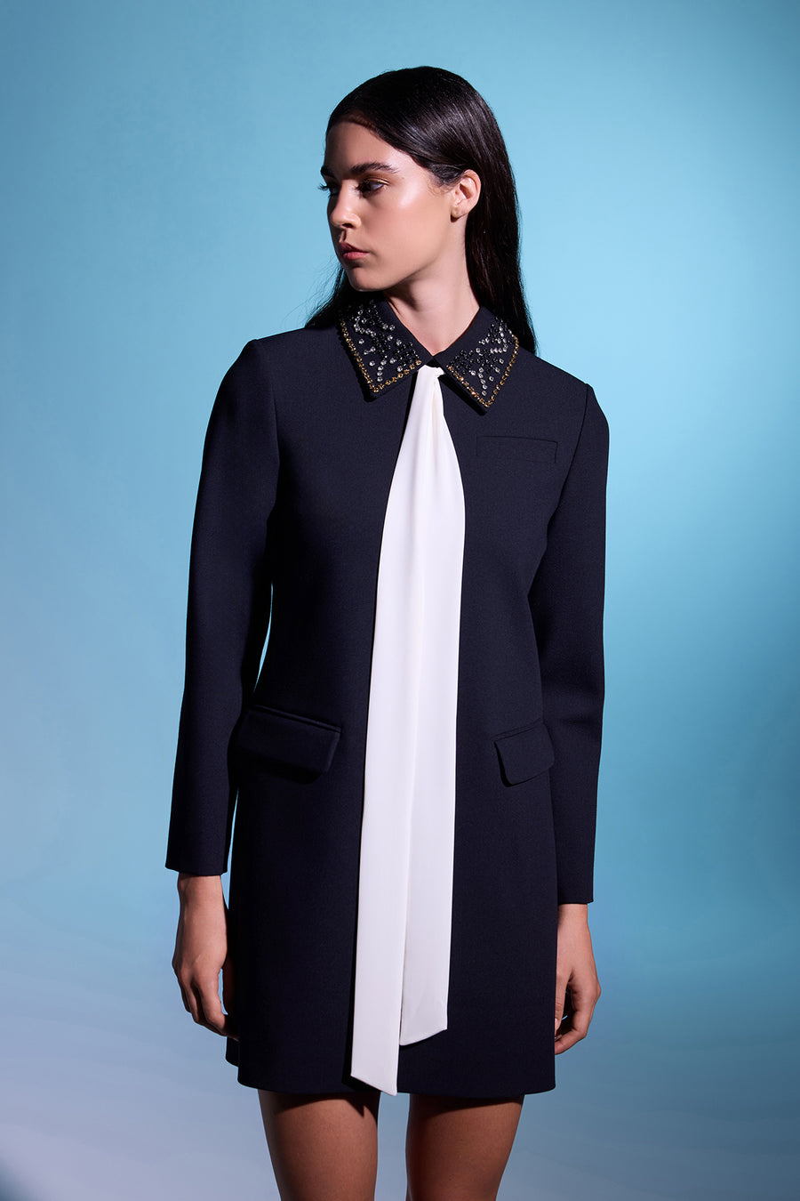 SİYAH TAŞ İŞLEMELİ BEYAZ KUŞAKLI UZUN KOLLU MİNİ ELBİSE