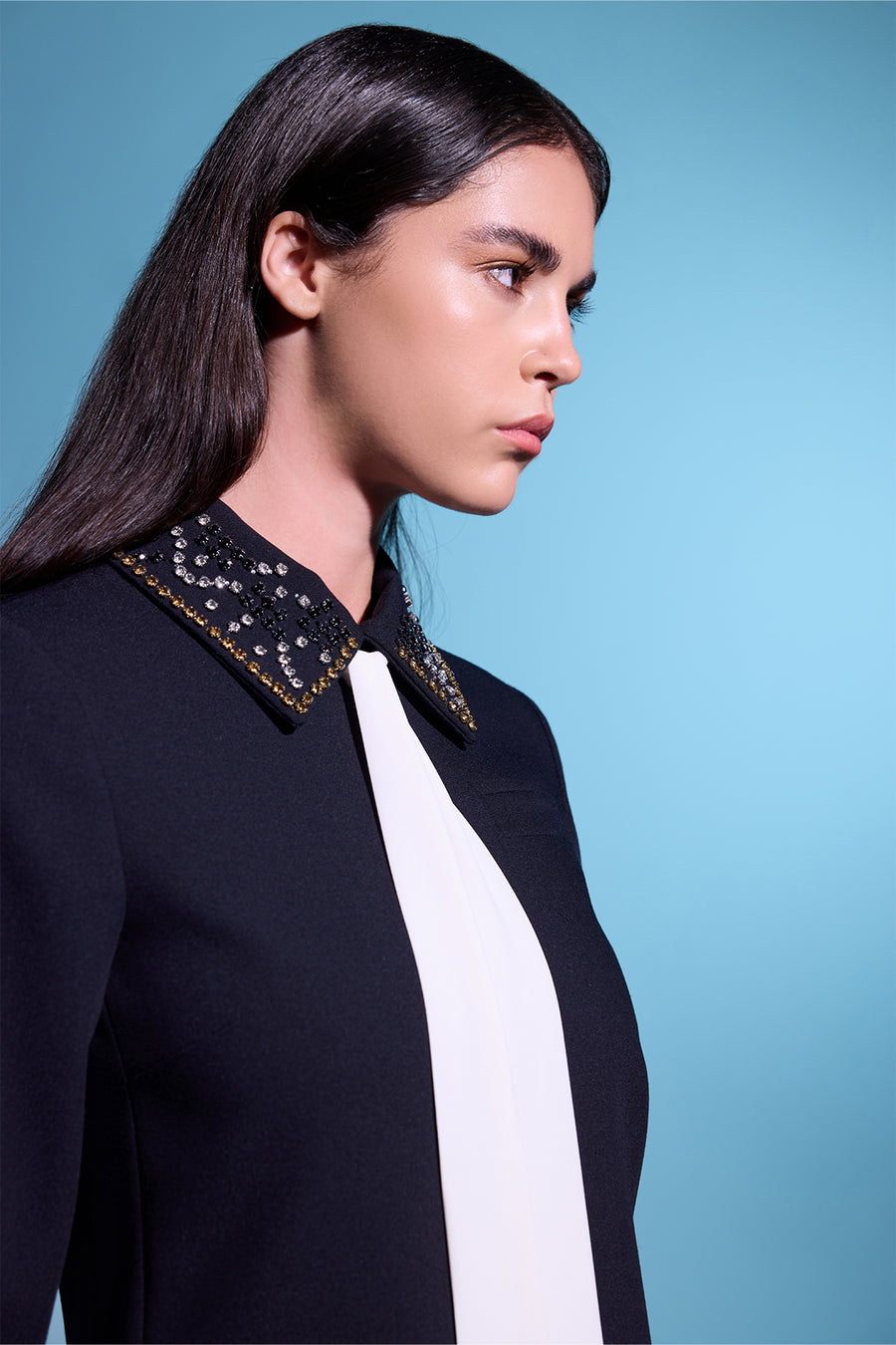 SİYAH TAŞ İŞLEMELİ BEYAZ KUŞAKLI UZUN KOLLU MİNİ ELBİSE