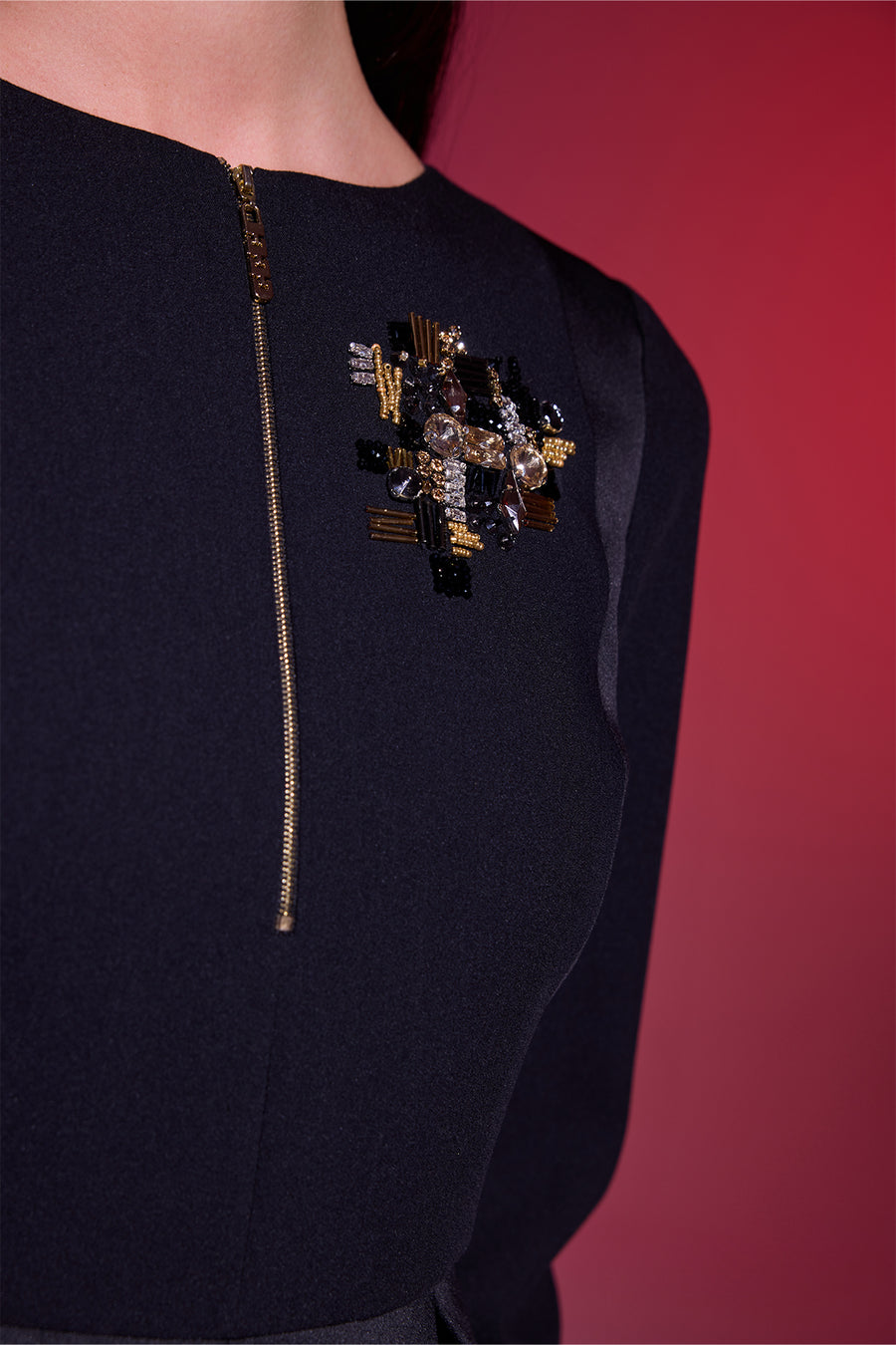 SİYAH FERMUAR DETAYLI TAŞ İŞLEMELİ PİLELİ MİNİ ELBİSE