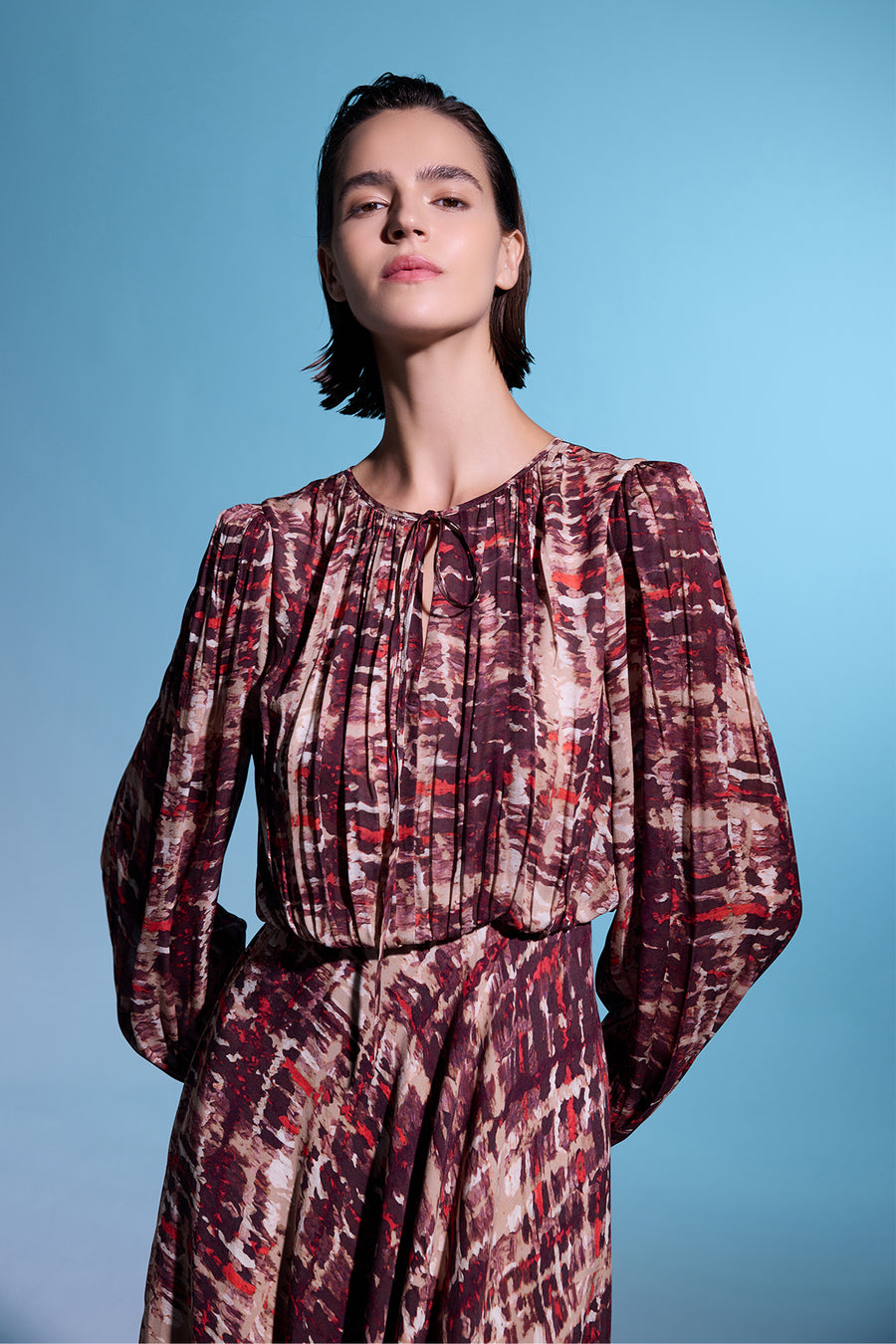 DESENLİ YUVARLAK YAKA UZUN KOLLU KREP UZUN ELBİSE