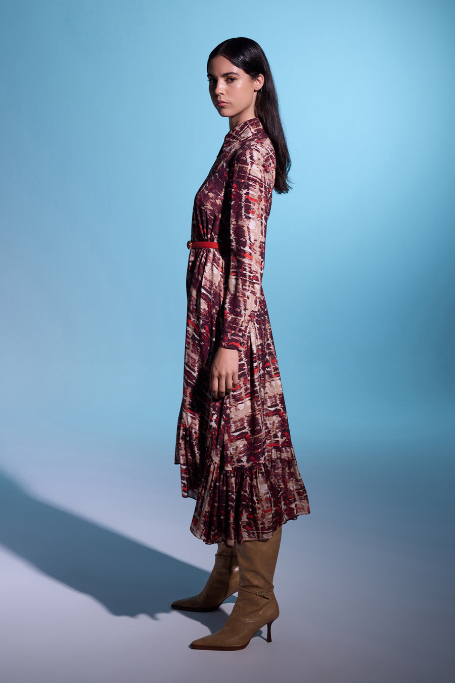 KIRMIZI DESENLİ VOLANLI ASİMETRİK KESİM UZUN KOLLU MİDİ ELBİSE