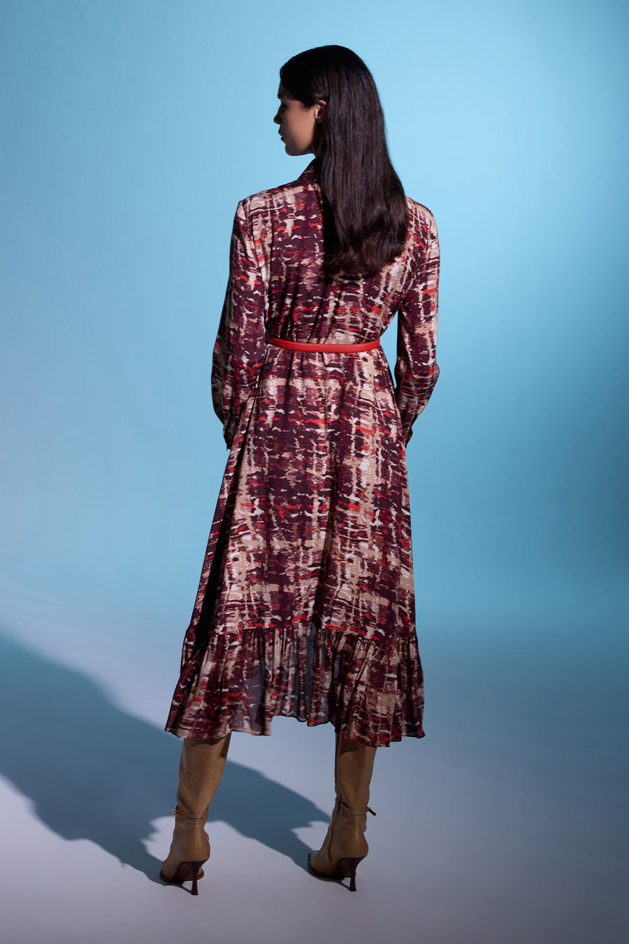 KIRMIZI DESENLİ VOLANLI ASİMETRİK KESİM UZUN KOLLU MİDİ ELBİSE