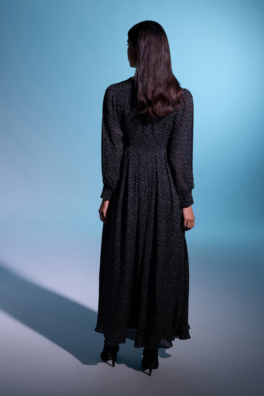 SİYAH BEYAZ PUANTİYELİ GÖMLEK YAKA UZUN KOLLU UZUN ELBİSE