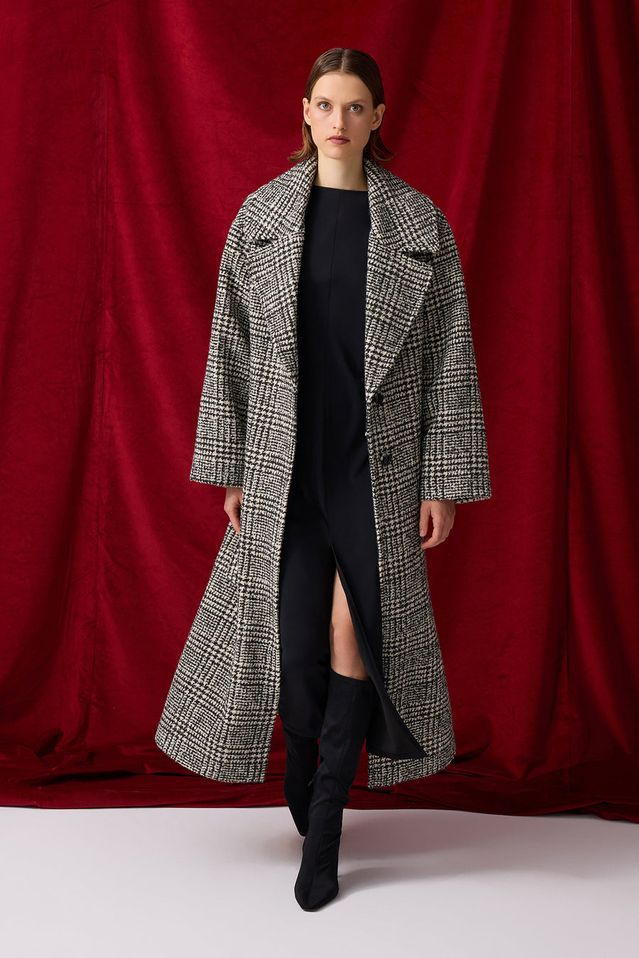 SİYAH BEYAZ EKOSELİ OVERSIZE KAŞE KADIN KABAN