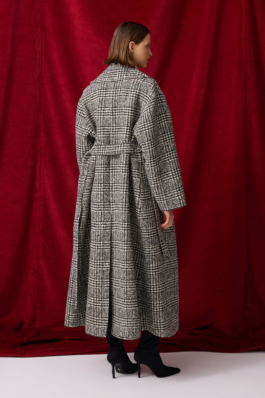 SİYAH BEYAZ EKOSELİ OVERSIZE KAŞE KADIN KABAN