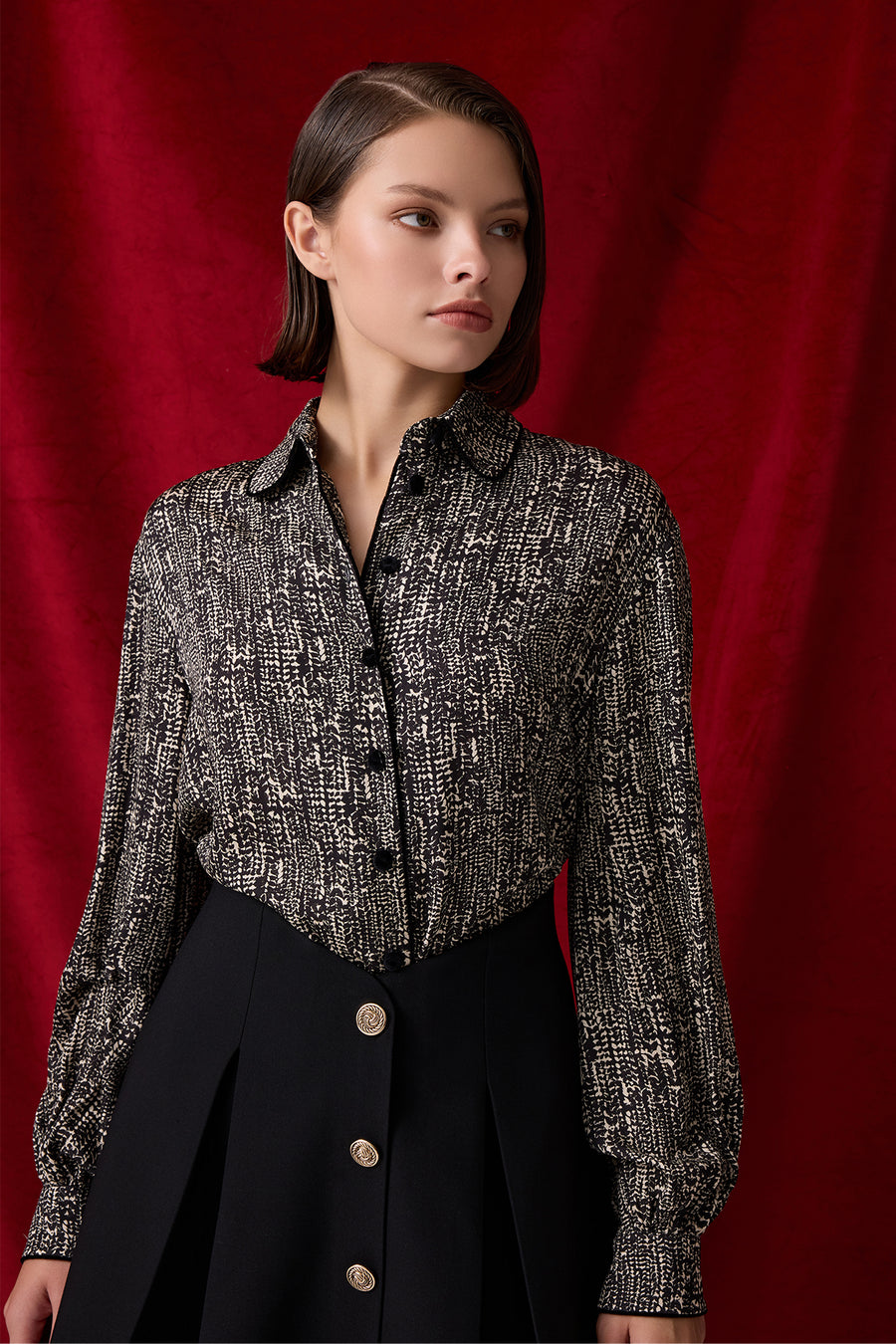 SİYAH BEYAZ DESENLİ BALON KOLLU KADIN GÖMLEK