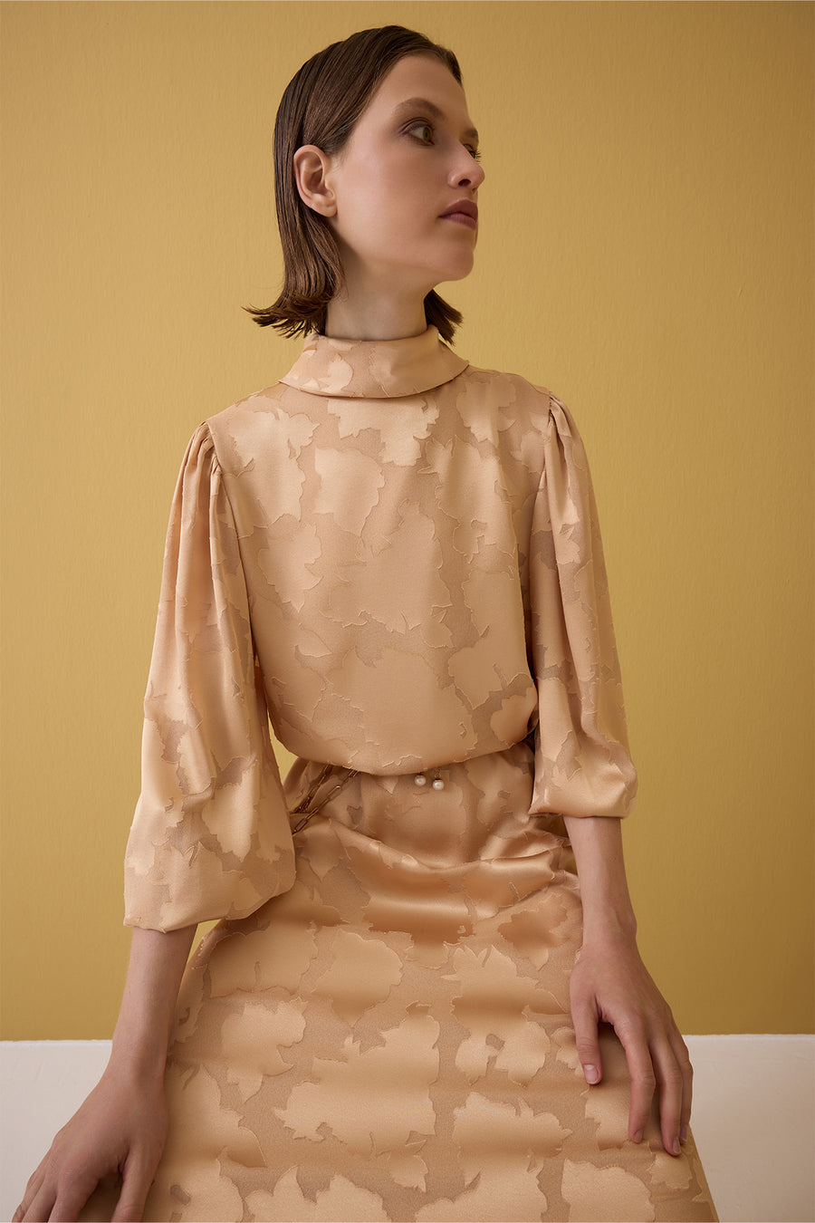 AÇIK ALTIN SARISI DİK YAKA BALON KOLLU UZUN ELBİSE