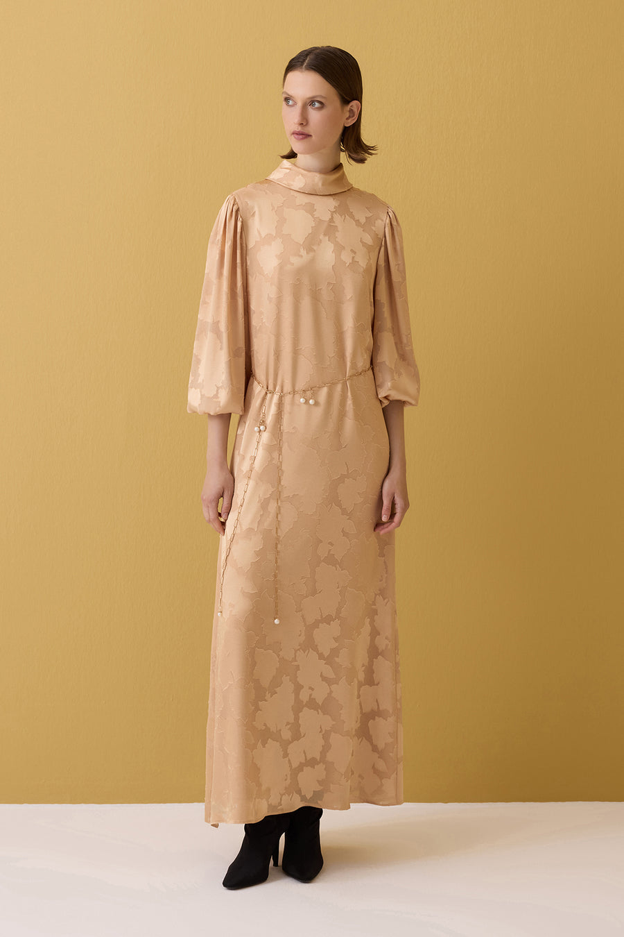 AÇIK ALTIN SARISI DİK YAKA BALON KOLLU UZUN ELBİSE