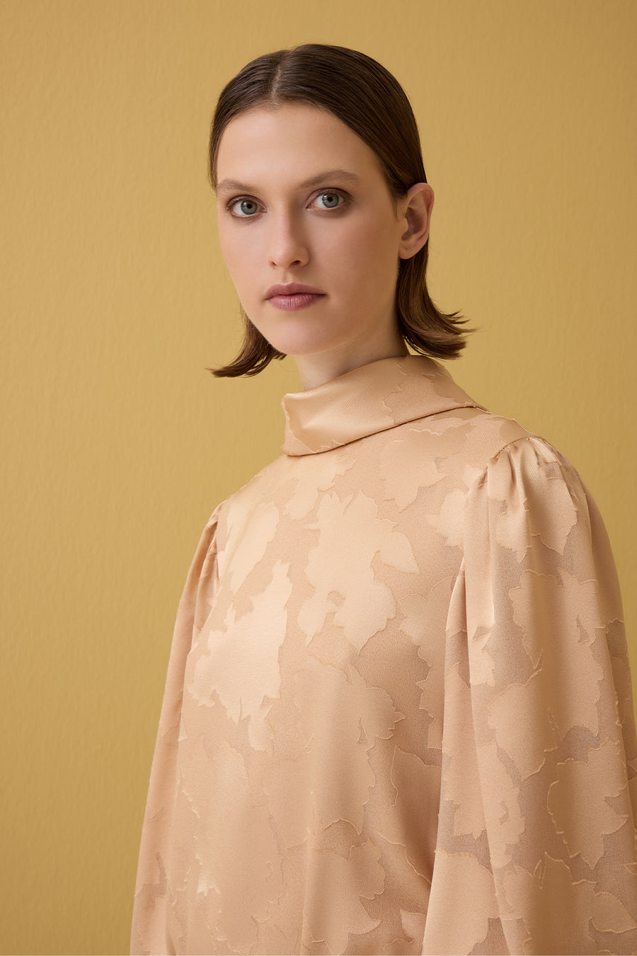 AÇIK ALTIN SARISI DİK YAKA BALON KOLLU UZUN ELBİSE