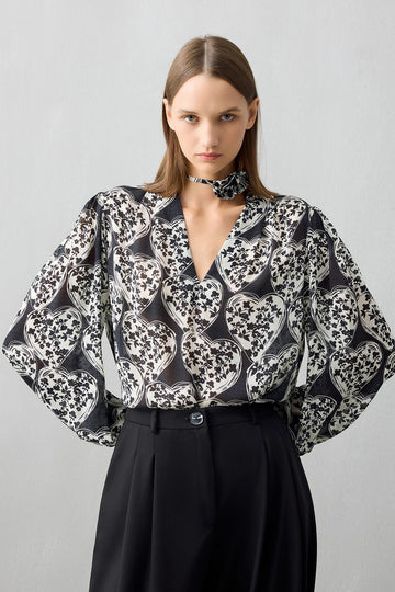 BLACK AND WHITE HEART PATTERNED V-NECK BLOUSE